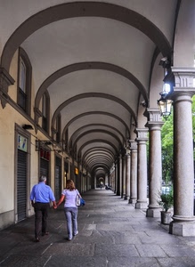 archi, colonne, portico, coppia, due, passanti, donna, uomo, persone, serrande, portici