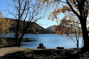 lago, alberi, due, rami, acqua, foglie, colline, seduti, cielo, autunno, montagne, persone, calma, coppia, panchine, prato, azzurro, panorama, ombra