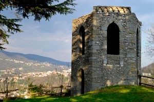 torre, panorama, finestre, montagna, prato, albero, archi, staccionata