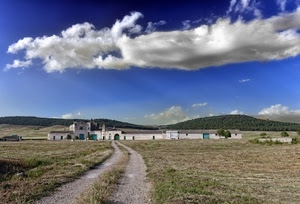 nuvole, strada, cielo, colline, erba, campagna, fattoria, cascina, bianco, azzurro, sterrata, verde, panorama, montagne, sentiero, paesaggio, masseria, prato, case