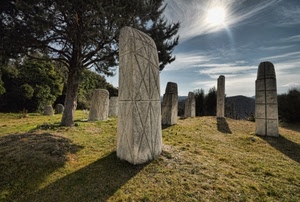 cielo, albero, prato, sole, ombre, pietre, erba, stele, pietra, sculture, controluce, monoliti, alberi