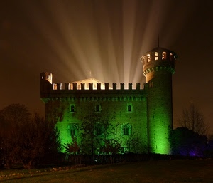castello, verde, torre, merli, luci, alberi, notturno, finestre, notte, sera, raggi, piante