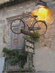 bicicletta, balcone, insegna, luce, porta, trattoria, rampicante, edera, verde, lampada, lampione, ruote, finestra