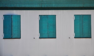 finestre, tre, verde, azzurro, persiane, ante, chiuse, muro, facciata, bianco
