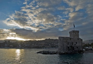nuvole, mare, bandiera, castello, cielo, torre, riflesso, acqua, controluce, scogli, sole, case, frangiflutti, finestre, riflessi, tramonto, scogliera