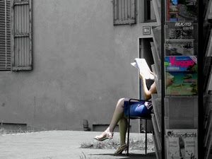 gambe, edicola, riviste, leggere, giornali, giornale, sedia, donna, lettura, finestre