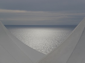 mare, bianco, cielo, acqua, nuvole, orizzonte, grigio, triangolo, riflesso, tenda, azzurro, riflessi