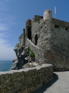 castello, bandiera, mare, muro, grigio, rocce, sassi, pietra, azzurro, torre