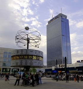 grattacielo, numeri, persone, biciclette, piazza, sfere, nuvole, palazzo, cielo, passanti