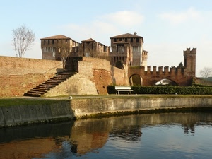 castello, merli, panchina, torri, fiume, scala, acqua, riflessi, siepe, archi, scale, mura, albero, riflesso, gradini, cielo, finestre, fossato