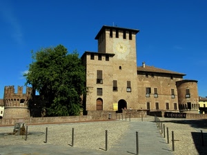 castello, albero, torre, orologio, piazza, spiazzo, paletti, pali, finestre