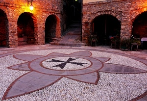 croce, archi, piazza, lampione, sassi, sedie, vicolo, notte, stemma, luci, fiore, portici, cerchio, venti, portico, pietre, colonne, rosa, luce
