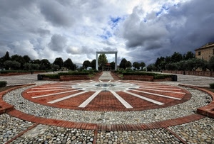 piazza, cerchio, nuvole, sassi, cielo, alberi, arco, raggi, prospettiva, cerchi