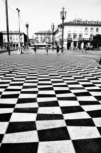 lampioni, piazza, bianconero, persone, pali, case, finestre, nero, abbaini, balconi, passanti, bianco, scacchi, prospettiva, archi, quadrati, pavimentazione