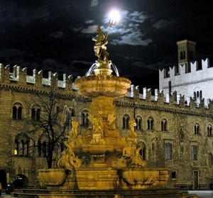 fontana, luna, merli, castello, finestre, nuvole, statue, notturno, notte, cielo, statua, trento, acqua, nettuno, albero, piazza, torre