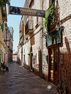 vicolo, insegna, porte, strada, persona, finestre, balconi, lampioni, case, verde, balcone, piante, negozio, lampione, cielo, sedie, porta, ombra