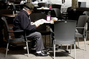 cappello, sedie, giornale, leggere, uomo, tavolino, bar, anziano, tavolo