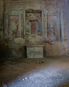 chiesa, altare, dipinti, scritte, luce, abbandono, croce, murales, santi, rudere, rovina, affreschi, muro, affresco