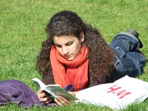 libro, sciarpa, prato, capelli, ragazza, donna, borsa, erba, verde, lettura, leggere, busta, rosso, sdraiata, viola, ricci, lettrice, arancione