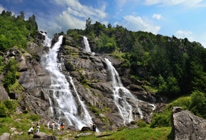 alberi, acqua, cascata, rocce, cielo, montagna, verde, cascate, nuvole, roccia