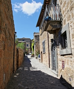 vicolo, balcone, case, finestre, strada, cielo, ringhiera, paese, azzurro, piante, nuvole, porte, via, nuvola, finestra, portone, porta, ombra, inferriate, scorcio