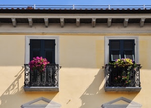 fiori, finestre, balconi, due, persiane, ombre, tetto, ringhiere, giallo, palazzo