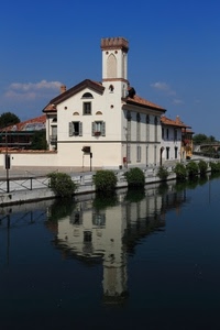 riflesso, acqua, torre, fiume, finestre, casa, canale, riflessi, cielo, azzurro, naviglio, piante, verde, ringhiera, villa, bianco, cespugli, merli