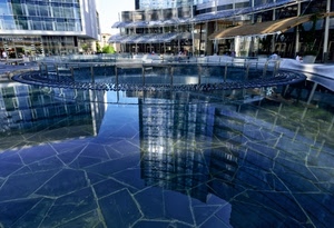 fontana, acqua, riflesso, riflessi, palazzi, grattacielo, grattacieli, piazza, vetri, milano