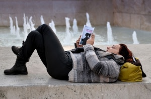 fontana, libro, donna, acqua, leggere, borsa, giallo, nero, maglione, sdraiata, marmo, lettrice, zampilli, gambe