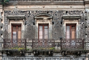 finestre, balconi, tre, ringhiere, facciata, palazzo, ferro, legno, vetro, porte, vetri