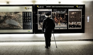 bastone, manifesti, anziano, uomo, vetrine, cappello, leggere, persona, strada, poster