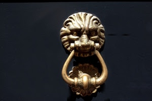 leone, batacchio, ottone, nero, metallo, porta, battiporta, portone, oro, bronzo, legno, batocchio