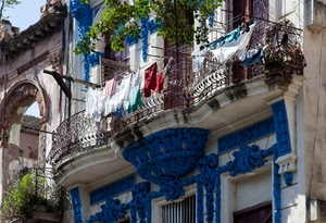panni, blu, ringhiera, balconi, balcone, verde, finestre, azzurro, piante, ringhiere, arco, bianco, bucato, stesi