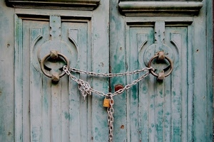 catena, lucchetto, verde, legno, portone, porta, batacchi, battenti, anelli, maniglie, chiuso, ante, due, cerchi