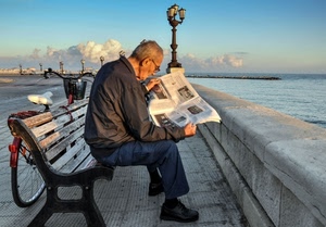 giornale, panchina, mare, bicicletta, nuvole, lampione, occhiali, lungomare, lampioni, acqua, uomo, lettura, cielo, leggere, parapetto, persona