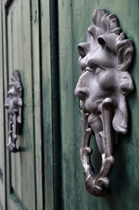 porta, verde, leone, due, batacchi, batacchio, legno, metallo, portone, battiporta, ferro