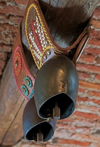 campanacci, trave, batacchi, batacchio, mattoni, due, metallo, legno, ferro