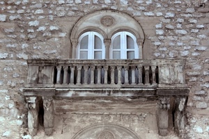 balcone, colonne, finestre, archi, finestra, pietre, balaustra, palazzo, bifora, colonnine, pietra, arco, muro, facciata, bianco, terrazzo