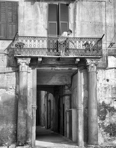 colonne, ringhiera, bianconero, balcone, finestra, capitelli, porta, persiane, persona, portone, finestre, ingresso, arco, due, inferriata