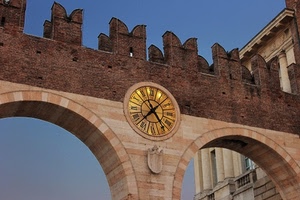 orologio, archi, merli, lancette, numeri, stemma, quadrante, azzurro, cielo, colonne, palazzo, romani, mura, giallo