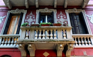 finestre, vasi, balcone, piante, colonne, rosso, colonnine, balaustra, bianco, liberty, decorazioni, terrazzo, decori, balaustre, verde, persiane, imposte, leoni, balconi