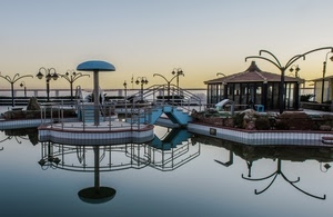 lampioni, acqua, riflessi, riflesso, mare, piscina, alba, ringhiere, cielo, ponti
