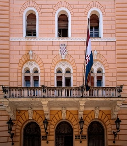 bandiera, finestre, balcone, palazzo, porte, archi, lampioni, stemma, rosa, bifore
