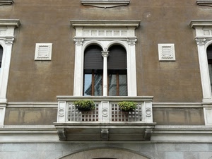 balcone, bifora, finestra, fiori, tapparelle, vasi, piante, colonna, stemmi