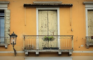 balcone, lampione, finestre, ringhiera, vasi, tenda, finestra, scuri, palazzo, legno, lampadina, ante, porta, facciata, pianta