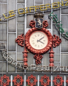 orologio, rosso, stemma, scritte, toro, ore, lancette, giallo