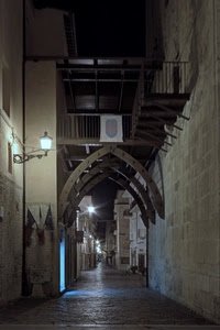 vicolo, lampioni, archi, luci, balcone, balconi, notte, bandiere, lampione