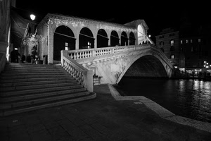 ponte, venezia, archi, bianconero, scalinata, balaustra, notte, luci, acqua, rialto, canale, gradini, scalini, notturno, scala, scale, riflesso, riflessi, lampioni