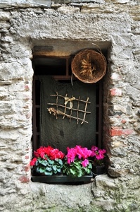 finestra, fiori, ciclamini, vasi, cesto, ciclamino, rosso, mattoni, cestino, vaso