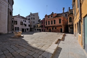 piazza, case, pozzo, selciato, pietre, borgo, ombra